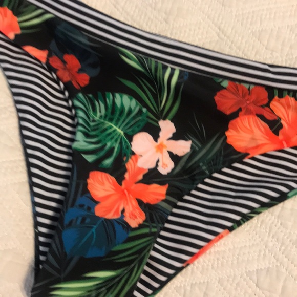 New w/out Tags Black & White Striped Floral Bikini - Picture 3 of 3